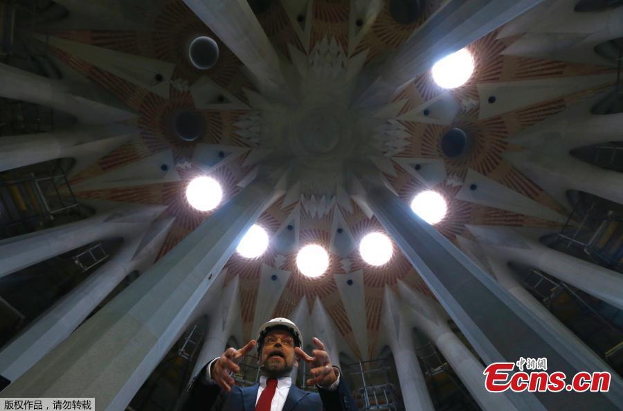 La Sagrada Familia Basilica, which has been under construction in Spain\'s northeastern city of Barcelona for the last 137 years, has finally been granted a building permit. The Spanish seaside city council awarded the license to a committee in charge of finishing construction of the Catholic temple for $5.2 million. (Photo/Agencies)
