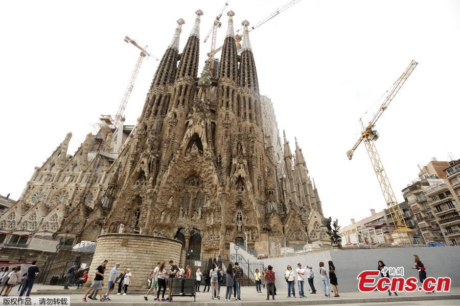 In this file photo taken on October 3, 2017 tourists stand outside the Sagrada Familia in Barcelona. Construction of Barcelona\'s Sagrada Familia may have started 137 years ago, but the emblematic basilica only got a building permit on June 7, 2019. The Spanish seaside city council awarded the license to a committee in charge of finishing construction of the Catholic temple for $5.2 million. (Photo/Agencies)