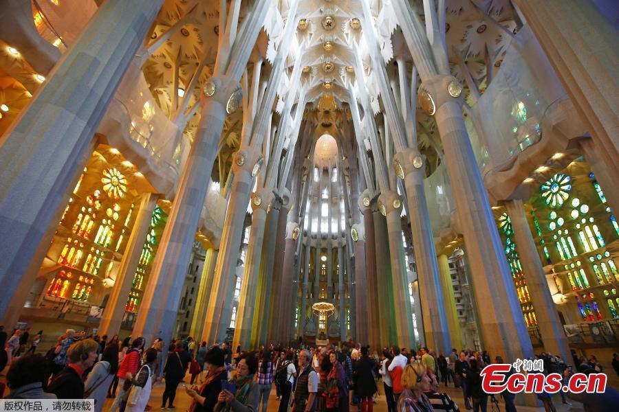 La Sagrada Familia Basilica, which has been under construction in Spain\'s northeastern city of Barcelona for the last 137 years, has finally been granted a building permit. The Spanish seaside city council awarded the license to a committee in charge of finishing construction of the Catholic temple for $5.2 million. (Photo/Agencies)