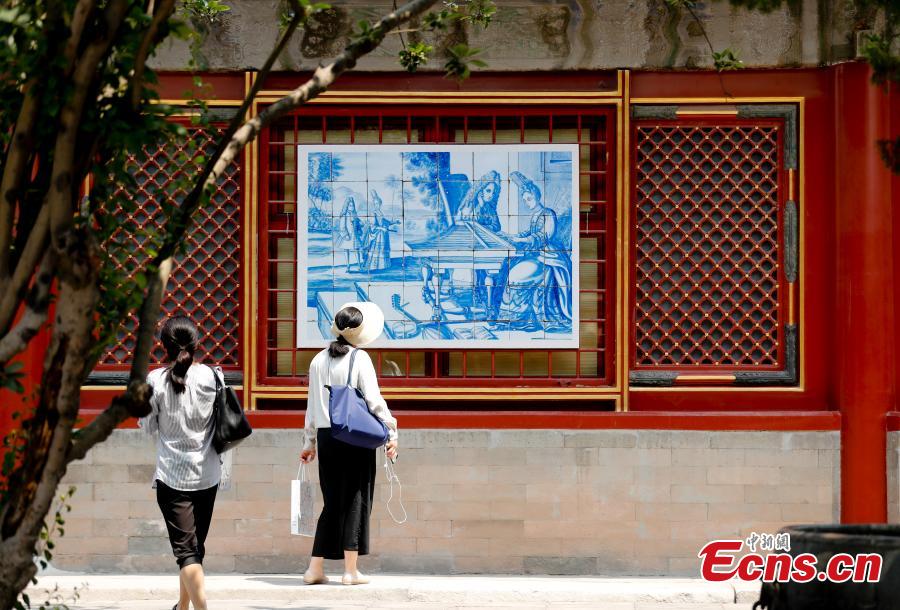 An exhibition titled ‘The Land of the Glazed Cities: 500 Years of Azulejo in Portugal’ opens in the Palace of Eternal Longevity (Yongshou gong) at the Palace Museum in Beijing, June 11, 2019. As the first exhibition jointly organized by the Palace Museum and the Museu Nacional do Azulejo, it showcases more than 50 of the most exquisite works of Portuguese azulejo (a form of painted tilework) from the sixteenth to twenty-first centuries. Since each work comprises many individual tiles, the total number of tiles to be displayed is approximately 5,000. (Photo: China News Service/Du Yang)