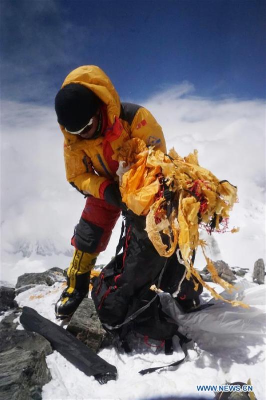 Cering Dandar collects garbage on Mount Qomolangma in southwest China\'s Tibet Autonomous Region in May 2018. (Xinhua)