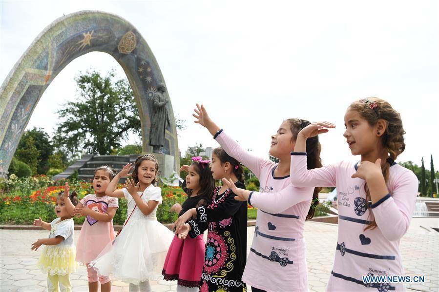 Children sing folk songs at the Rudaki Park in Dushanbe, capital of Tajikistan, June 11, 2019. (Xinhua/Sadat)