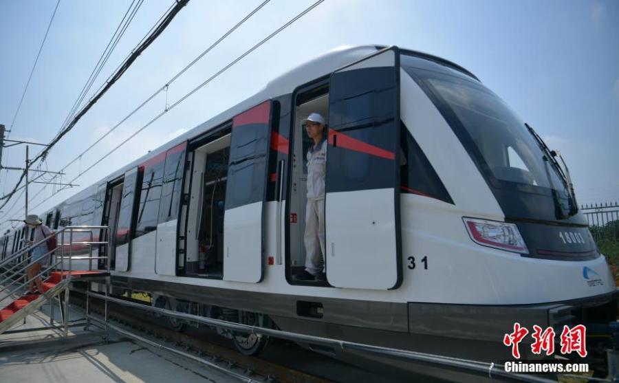 Photo shows the new subway train with a top speed of 140 km/h in Chengdu, Sichuan Province, June 13, 2019. (Photo/China News Service)