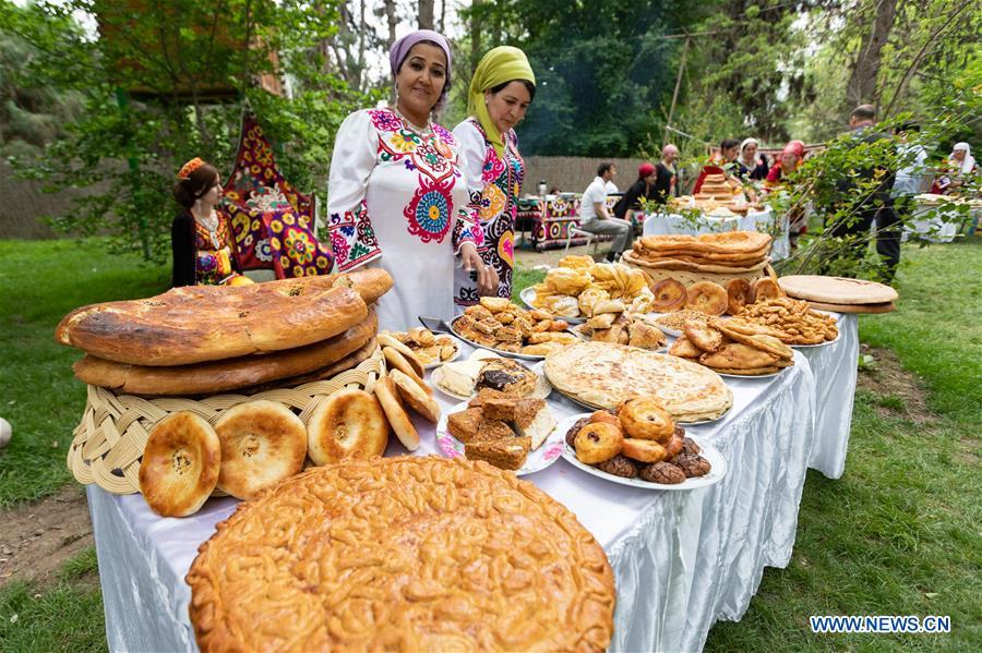 People display traditional food in Dushanbe, capital of Tajikistan, April 13, 2019. (Xinhua/Bai Xueqi)