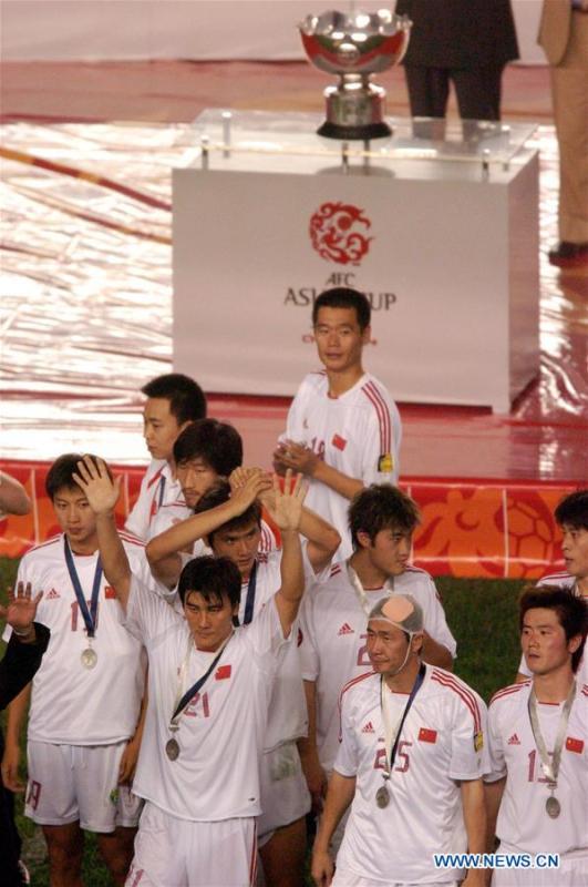 Members of China attend the awarding ceremony after the final match against Japan at the Asian Cup football tournament in Beijing, capital of China, Aug. 7, 2004. China lost 1-3 in the final. This year marks the 70th anniversary of the founding of the People\'s Republic of China (PRC). On April 5, 1959, Rong Guotuan won the champion of the men\'s singles event at the 25th ITTF World Table Tennis Championships in Dortmund, Germany, becoming China\'s first ever world champion. Chinese players have made more achievements during the 60 years since then. (Xinhua Photo/Li Jundong)