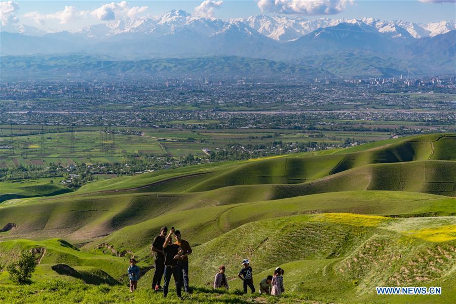 People take selfies at the Khatlon region, 70 km from Dushanbe, Tajikistan, April 12, 2019. (Xinhua/Bai Xueqi)