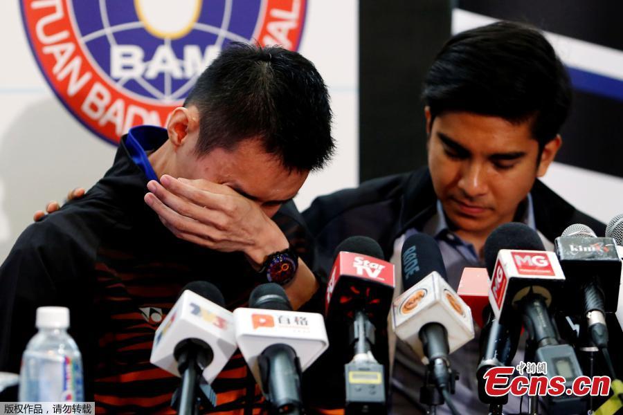 Malaysia\'s badminton player Lee Chong Wei (L)reacts during a news conference to announce his retirement in Putrajaya, Malaysia June 13, 2019. (Photo/Agencies)