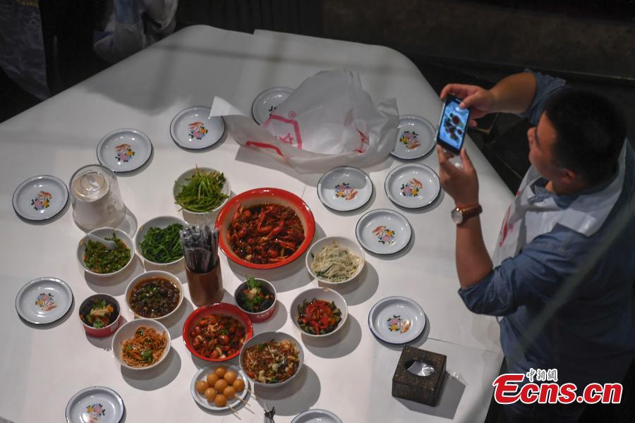 A view of a crayfish restaurant with retro styling in Changsha City, Central China’s Hunan Province, June 13, 2019. The 5,000-square-meter restaurant has made a name for itself with its 1980s decor. (Photo: China News Service/Yang Huafeng)
