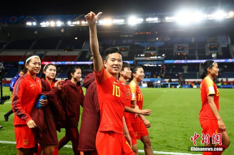 China finally have three points in their name after nipping 1-0 over South Africa, while Australia ruined Marta\'s record day by beating Brazil 3-2 at the Women\'s World Cup on Thursday.Chinese forward Li Ying\'s first-half volley saved the 1999 runners-up from the brink of exit as a lacklustre fixture pit China and the World Cup debutants South Africa in Group B in Paris.With the victory, China extended the aggregate score against South Africa to 29-0 and sent Group B leaders Germany to a secured spot of qualifying to the last 16, while remains hopeful to join the world No. 2 alongside with Spain.(Photo: China News Service/ Fu Tian)