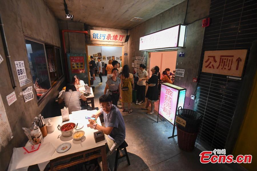 A view of a crayfish restaurant with retro styling in Changsha City, Central China’s Hunan Province, June 13, 2019. The 5,000-square-meter restaurant has made a name for itself with its 1980s decor. (Photo: China News Service/Yang Huafeng)