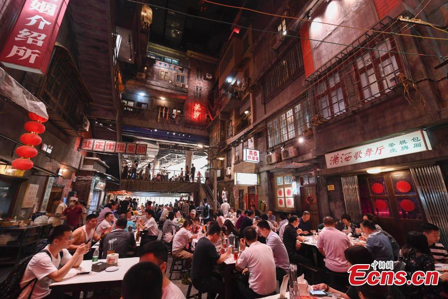 A view of a crayfish restaurant with retro styling in Changsha City, Central China’s Hunan Province, June 13, 2019. The 5,000-square-meter restaurant has made a name for itself with its 1980s decor. (Photo: China News Service/Yang Huafeng)