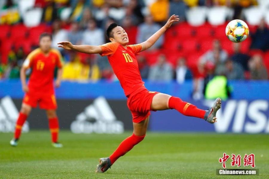China finally have three points in their name after nipping 1-0 over South Africa, while Australia ruined Marta\'s record day by beating Brazil 3-2 at the Women\'s World Cup on Thursday.Chinese forward Li Ying\'s first-half volley saved the 1999 runners-up from the brink of exit as a lacklustre fixture pit China and the World Cup debutants South Africa in Group B in Paris.With the victory, China extended the aggregate score against South Africa to 29-0 and sent Group B leaders Germany to a secured spot of qualifying to the last 16, while remains hopeful to join the world No. 2 alongside with Spain.(Photo: China News Service/ Fu Tian)
