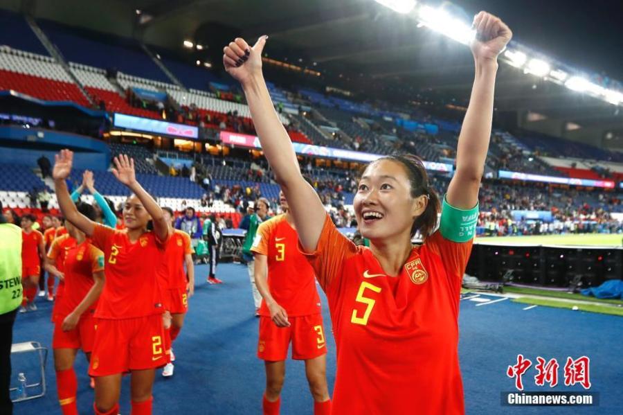 China finally have three points in their name after nipping 1-0 over South Africa, while Australia ruined Marta\'s record day by beating Brazil 3-2 at the Women\'s World Cup on Thursday.Chinese forward Li Ying\'s first-half volley saved the 1999 runners-up from the brink of exit as a lacklustre fixture pit China and the World Cup debutants South Africa in Group B in Paris.With the victory, China extended the aggregate score against South Africa to 29-0 and sent Group B leaders Germany to a secured spot of qualifying to the last 16, while remains hopeful to join the world No. 2 alongside with Spain.(Photo: China News Service/ Fu Tian)