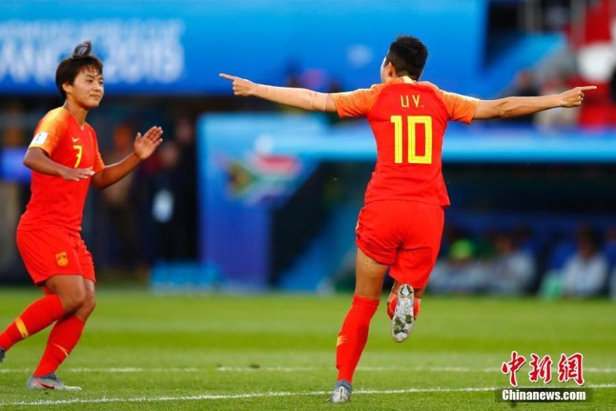 China finally have three points in their name after nipping 1-0 over South Africa, while Australia ruined Marta\'s record day by beating Brazil 3-2 at the Women\'s World Cup on Thursday.Chinese forward Li Ying\'s first-half volley saved the 1999 runners-up from the brink of exit as a lacklustre fixture pit China and the World Cup debutants South Africa in Group B in Paris.With the victory, China extended the aggregate score against South Africa to 29-0 and sent Group B leaders Germany to a secured spot of qualifying to the last 16, while remains hopeful to join the world No. 2 alongside with Spain.(Photo: China News Service/ Fu Tian)