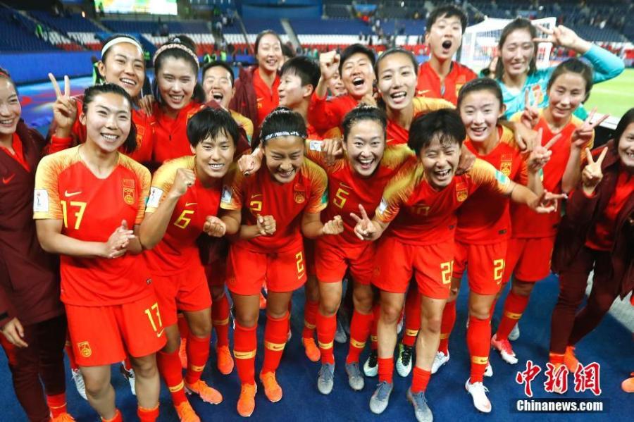 China finally have three points in their name after nipping 1-0 over South Africa, while Australia ruined Marta\'s record day by beating Brazil 3-2 at the Women\'s World Cup on Thursday.Chinese forward Li Ying\'s first-half volley saved the 1999 runners-up from the brink of exit as a lacklustre fixture pit China and the World Cup debutants South Africa in Group B in Paris.With the victory, China extended the aggregate score against South Africa to 29-0 and sent Group B leaders Germany to a secured spot of qualifying to the last 16, while remains hopeful to join the world No. 2 alongside with Spain.(Photo: China News Service/ Fu Tian)