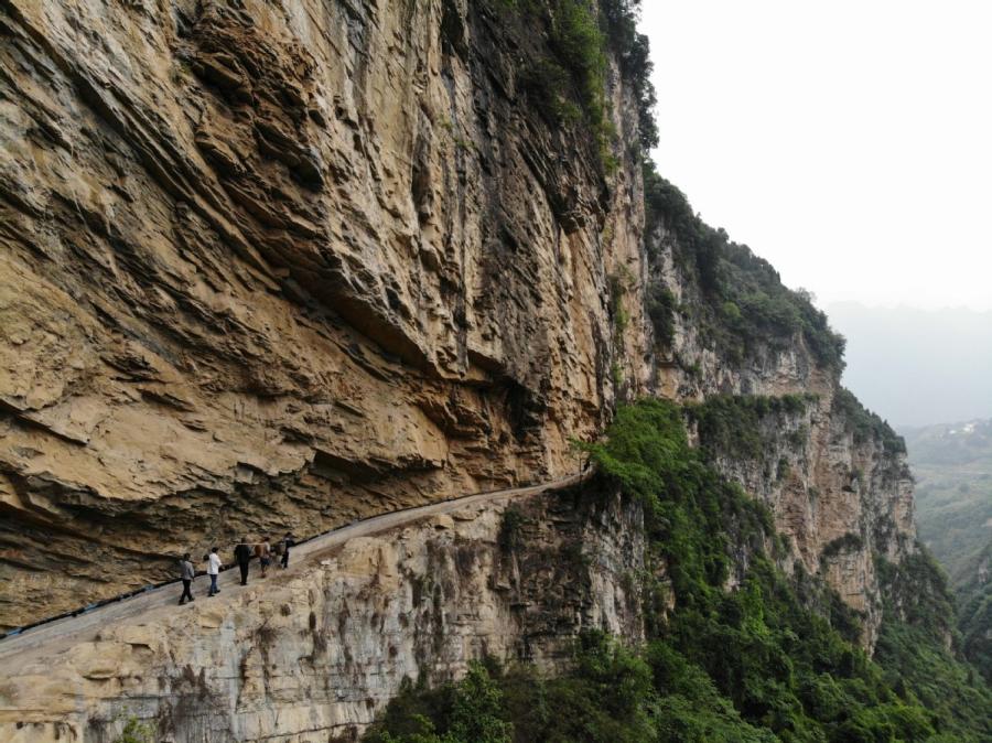 An aerial photo taken on June 11 shows the canal carved into cliffs in Gaoliu village, Southwest China\'s Guizhou Province. (Photo by Han Xianpu/For chinadaily.com.cn)

A canal channeling water to villagers in remote mountains has brought a life change to locals and amazed visitors in Gaoliu, a small village in Southwest China\'s Guizhou Province.

Surrounded by mountains and valleys, Gaoliu village used to be short of running water. The completion of the canal along the mountain cliffs marked a life-changing milestone for the locals.

The construction of the 5-kilometer-long canal started in 1958 and took more than four years with the efforts of all the villagers. Nearly one-fifth of the project passed through deep caves or was carved into high cliffs.

The canal is still in use and has been critical for irrigation. Villagers check the canal regularly to make sure it\'s working well.