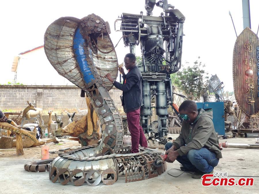 About ten young artists from Uganda have created impressive designs featuring African culture and wildlife including elephants and giraffes in a park in Changsha City, Central China’s Hunan Province as part of cooperation project between Hunan and Uganda. (Photo: China News Service/Wang Haohao)