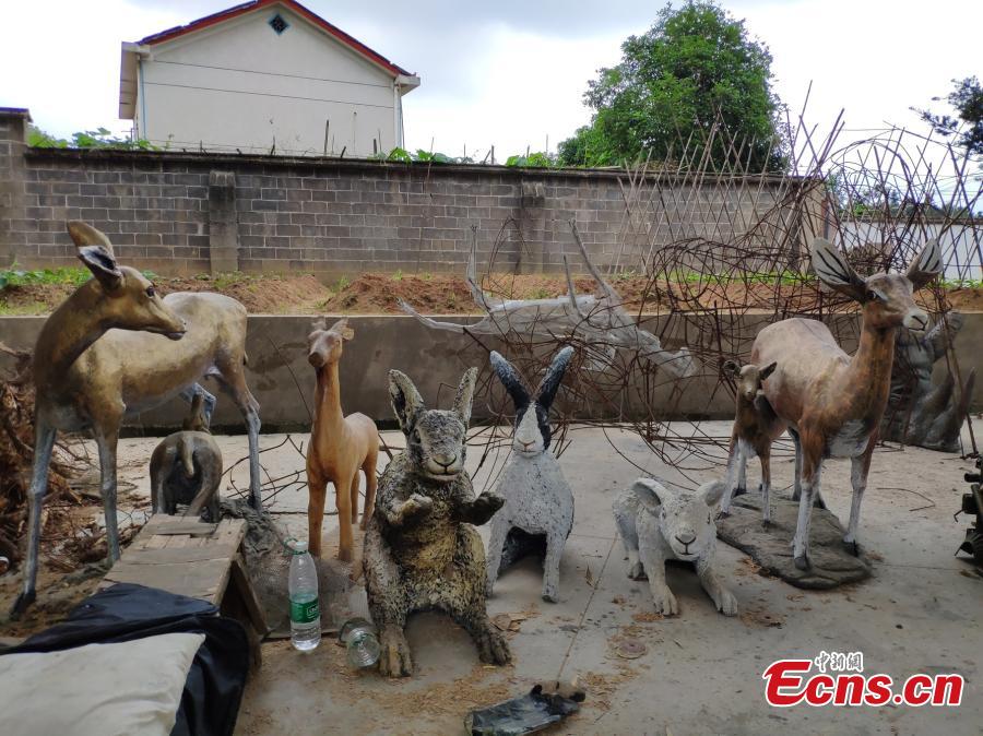 About ten young artists from Uganda have created impressive designs featuring African culture and wildlife including elephants and giraffes in a park in Changsha City, Central China’s Hunan Province as part of cooperation project between Hunan and Uganda. (Photo: China News Service/Wang Haohao)