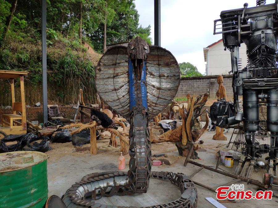 About ten young artists from Uganda have created impressive designs featuring African culture and wildlife including elephants and giraffes in a park in Changsha City, Central China’s Hunan Province as part of cooperation project between Hunan and Uganda. (Photo: China News Service/Wang Haohao)