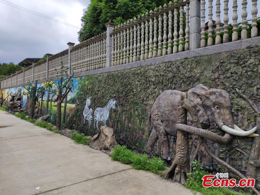 About ten young artists from Uganda have created impressive designs featuring African culture and wildlife including elephants and giraffes in a park in Changsha City, Central China’s Hunan Province as part of cooperation project between Hunan and Uganda. (Photo: China News Service/Wang Haohao)