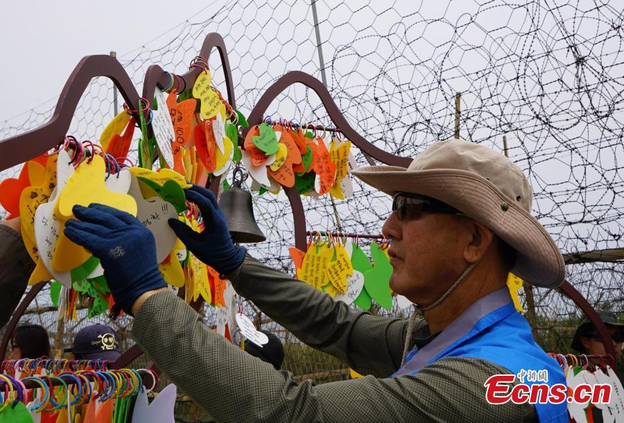 Tourists walk on a hiking trail inside the DMZ, which has divided the Korean Peninsula since the end of the 1950-53 Korean War, in South Korea. (Photo: China News Service/Zeng Ding)