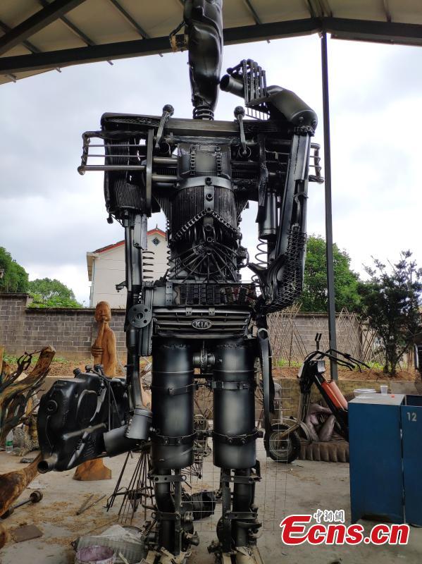 About ten young artists from Uganda have created impressive designs featuring African culture and wildlife including elephants and giraffes in a park in Changsha City, Central China’s Hunan Province as part of cooperation project between Hunan and Uganda. (Photo: China News Service/Wang Haohao)