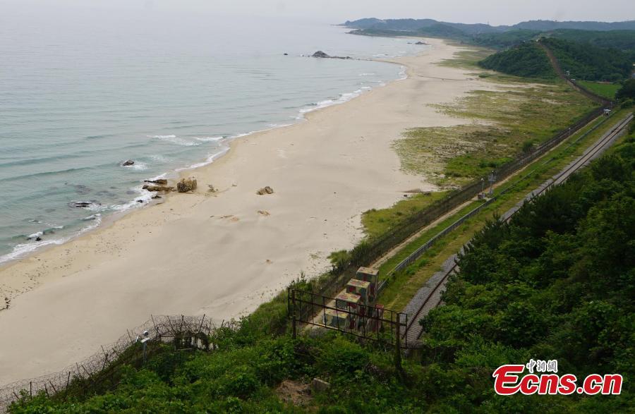 Tourists walk on a hiking trail inside the DMZ, which has divided the Korean Peninsula since the end of the 1950-53 Korean War, in South Korea. (Photo: China News Service/Zeng Ding)