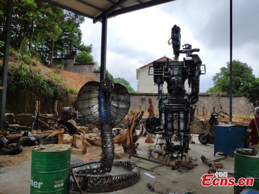 About ten young artists from Uganda have created impressive designs featuring African culture and wildlife including elephants and giraffes in a park in Changsha City, Central China’s Hunan Province as part of cooperation project between Hunan and Uganda. (Photo: China News Service/Wang Haohao)
