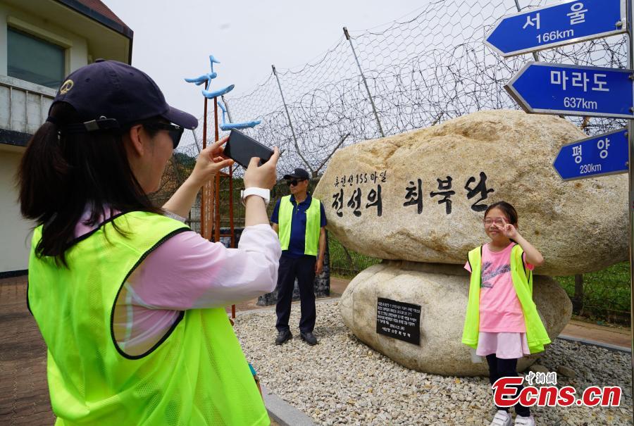 Tourists walk on a hiking trail inside the DMZ, which has divided the Korean Peninsula since the end of the 1950-53 Korean War, in South Korea. (Photo: China News Service/Zeng Ding)