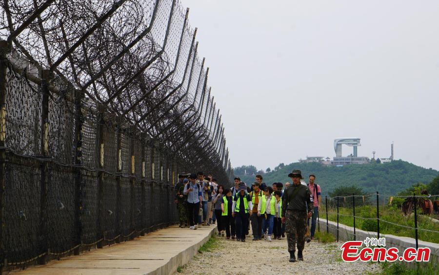 Tourists walk on a hiking trail inside the DMZ, which has divided the Korean Peninsula since the end of the 1950-53 Korean War, in South Korea. (Photo: China News Service/Zeng Ding)