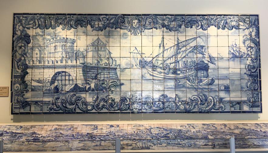 Attack on the Fortress, an azulejo panel from between 1730 and 1750 on display at the Beijing exhibition, shows Chinese blue-and-white porcelain\'s influence on the Portuguese art form. (Photo by WANG KAIHAO/CHINA DAILY) 

China and Portugal are jointly hosting a show of azulejo art in Beijing as part of a diplomatic anniversary, Wang Kaihao reports.

Chinese palatial architecture suffused in splendor and mixed with the sights of city streets bathing in the sunshine of southern Europe is what this exhibition gives visitors at first glance.

The Land of the Glazed Cities: 500 Years of Azulejo in Portugal was unveiled on June 11 at the Palace Museum, also known as the Forbidden City, in Beijing.

In Portuguese, azulejo refers to artworks on glazed ceramic tiles. The exhibits also tell how porcelain, which is rooted in China, grew into another medium of artistic expression on the other side of the Eurasian landmass, thanks to cultural communication over half a millennium.