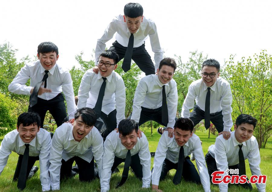 Graduates at Qinghai Nationalities University in Xining City, Qinghai Province relax into their own poses for graduation photos. The university held its graduation ceremony on Monday. (Photo provided to China News Service)