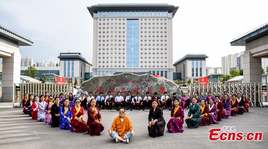 Graduates at Qinghai Nationalities University in Xining City, Qinghai Province relax into their own poses for graduation photos. The university held its graduation ceremony on Monday. (Photo provided to China News Service)
