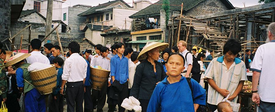 Paul Lacy visits a local market in Fenghuang county, Central China\'s Hunan province, in 2002. (Photo provided to chinadaily.com.cn)

However, due to language barriers and misunderstandings from the locals, the Lacys had a hard time fitting in at first. They could barely communicate with the locals for they spoke neither English nor Mandarin, but an inscrutable dialect. Therefore, when shopping, they had to show shop owners pictures of what they wanted, used body language, or let an interpreter talk to the shop owner over the phone.


Gradually, their life in Fenghuang got easier thanks to friends\' help and the coverage of their stories by local media. In 2015, they were recognized by the local government as one of the top 10 beautiful families in Fenghuang, the couple said.