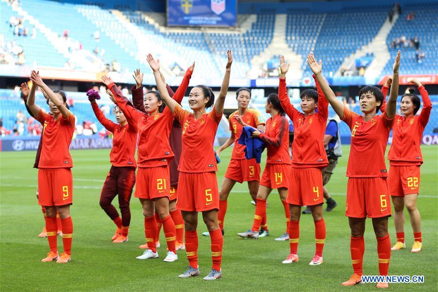 Players of China greet the audience after the Group B match between China and Spain at the 2019 FIFA Women\'s World Cup in Le Havre, France, June 17, 2019. The match ended in a 0-0 draw. (Xinhua/Zheng Huansong)