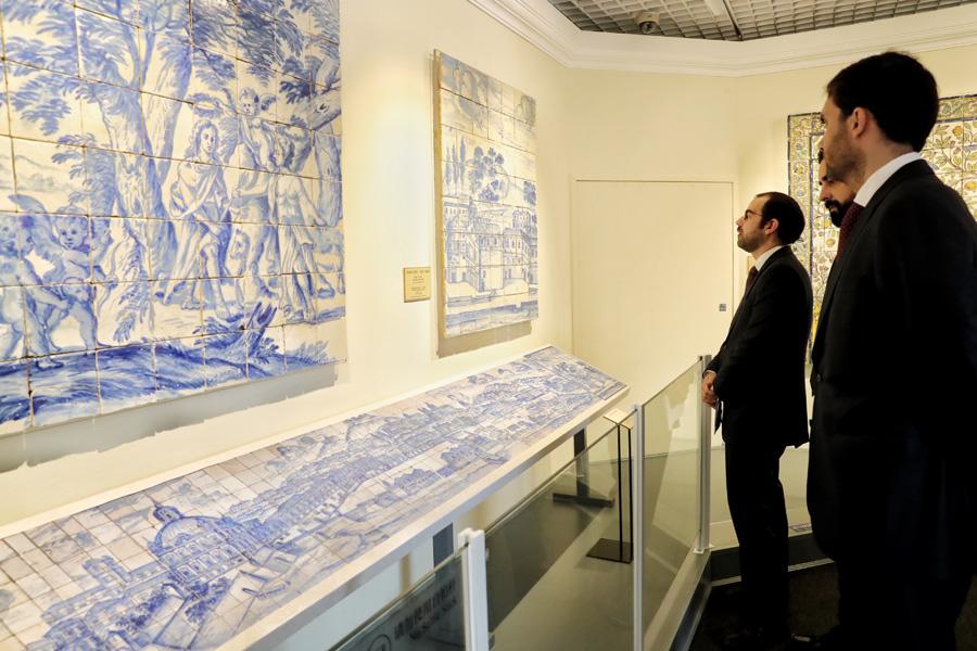 People visit the ongoing show, The Land of the Glazed Cities: 500 Years of Azulejo in Portugal, at the Palace Museum in Beijing.  (Photo by JIANG DONG/CHINA DAILY)

\