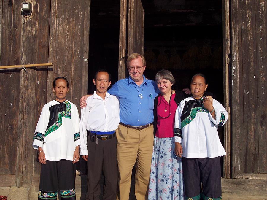 Paul and Dorothy Lacy pose for a photo with their business partners in 2005.  (Photo provided to chinadaily.com.cn)

In the early days, they invested heavily in market research, pattern collection, and brand building. Now they are quite sanguine about the prospects of the company, whose annual sales are about 1.5 million yuan (roughly $216,000).

In addition to pursuing exquisite quality, they\'ve also integrated modern design elements in the products and sustained Miao traditional embroidery styles. This helps explain why the products are adored by customers, the couple said.