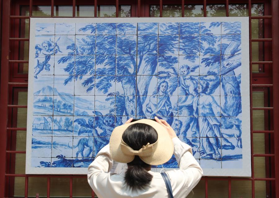 (Photo provided to China Daily) 

And as China influenced the development of azulejo, the art form also came to China through Macao, which was ruled by Portugal for a period until its return to China in 1999. There, such glazed ceramic panels are commonly seen near streets and compose a crucial part of the city\'s historical neighborhood, the Historic Centre of Macao, which is a UNESCO World Heritage Site.

\