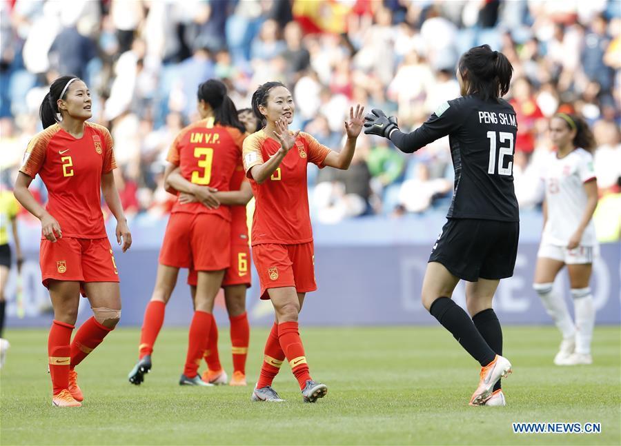 China\'s goalkeeper Peng Shimeng (R, front) celebrates with her teammate Wu Haiyan after the Group B match between China and Spain at the 2019 FIFA Women\'s World Cup in Le Havre, France, June 17, 2019. The match ended in a 0-0 draw. Both teams advanced into the knockout stage. (Xinhua/Ding Xu)