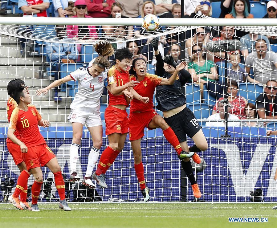 China\'s goalkeeper Peng Shimeng (1st R) makes a save during the Group B match between China and Spain at the 2019 FIFA Women\'s World Cup in Le Havre, France, June 17, 2019. The match ended in a 0-0 draw. Both teams advanced into the knockout stage. (Xinhua/Ding Xu)