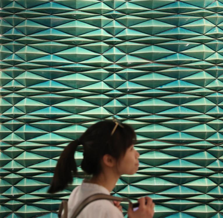 (Photo provided to China Daily) 

After all, blue-and-white panels, a commonly seen format in the art form, reminds people of Chinese porcelain. The first Portuguese merchant ship reached China in 1513. And through maritime trade between the two countries, Portugal imported Chinese porcelain and gave azulejo art some Chinese elements.

\
