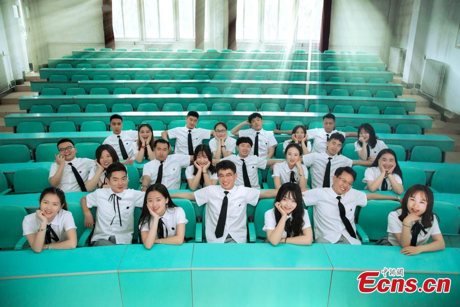 Graduates at Qinghai Nationalities University in Xining City, Qinghai Province relax into their own poses for graduation photos. The university held its graduation ceremony on Monday. (Photo provided to China News Service)