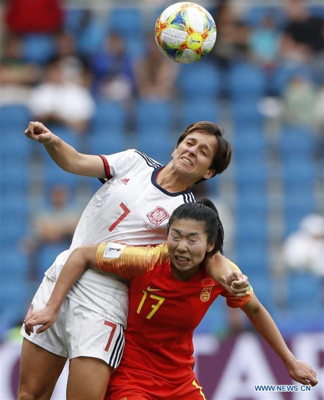 Marta Corredera of Spain (L) vies with Gu Yasha of China during the Group B match between China and Spain at the 2019 FIFA Women\'s World Cup in Le Havre, France, June 17, 2019. The match ended in a 0-0 draw. Both teams advanced into the knockout stage. (Xinhua/Ding Xu)
