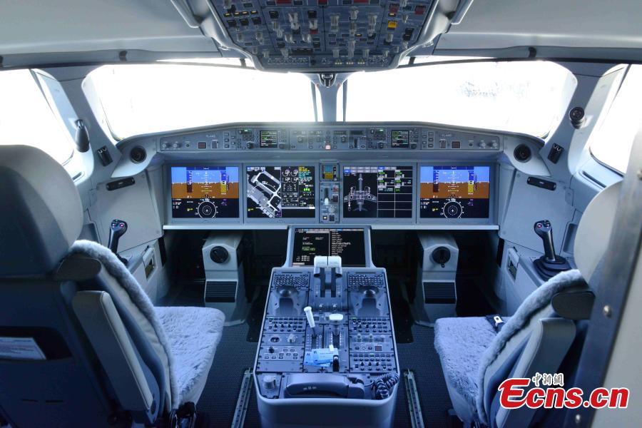 The cockpit of the Airbus A220-300 at the 53rd International Paris Air Show, June 17, 2019. . With 2,400 exhibitors and 350,000 visitors, the air show, held at the Le Bourget airfield in Paris, is the world\'s largest aerospace event. (Photo: China News Service/Li Yang)