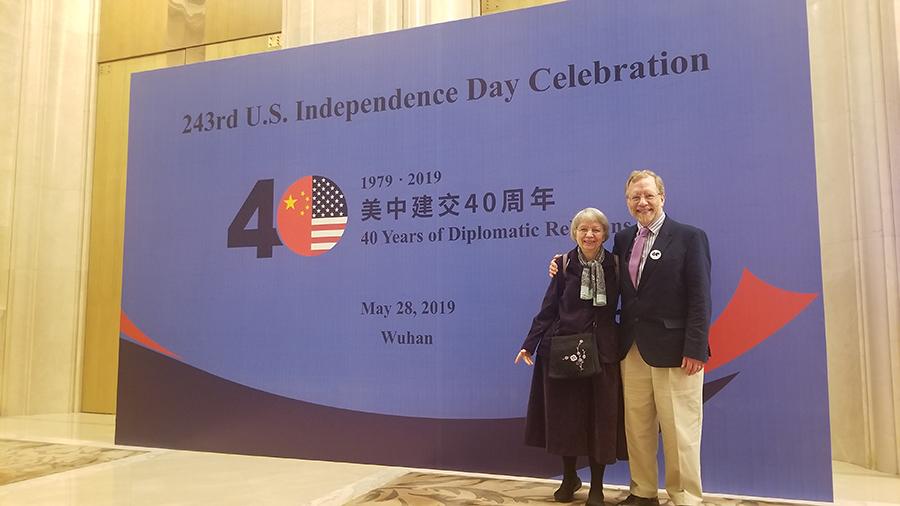 Paul and Dorothy Lacy attend the US Consulate\'s celebration of the 40th anniversary of the establishment of China-US diplomatic relations in Wuhan, Central China\'s Hubei province, on May 28, 2019.  (Photo provided to chinadaily.com.cn)

The couple has four children and two grandchildren who often receive the embroidered gifts at Christmas and on birthdays. Plus, they often invite their family and friends to Fenghuang, showing them around and taking them to sample local delicacies.

Unlike children in China, those in the US don\'t have an obligation to provide for their parents. So their children are happy that they\'ve built a new career and strongly support them, they said.
