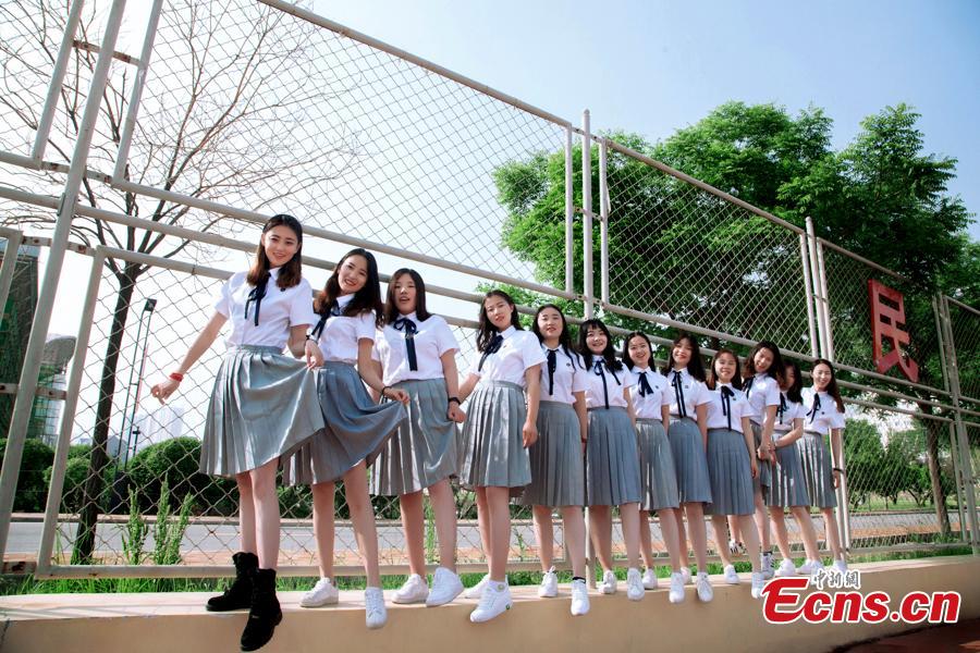 Graduates at Qinghai Nationalities University in Xining City, Qinghai Province relax into their own poses for graduation photos. The university held its graduation ceremony on Monday. (Photo provided to China News Service)