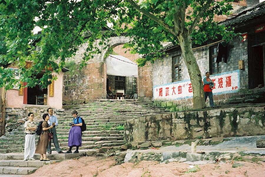 Dorothy Lacy travels with friends in Fenghuang county, Central China\'s Hunan province, in 1999.  (Photo provided to chinadaily.com.cn)

Falling in love with Fenghuang

The first time Dorothy set foot in Fenghuang was on a tour in 1999, and she immediately fell in love with the breathtaking view of the ancient town and its Miao ethnic customs and culture.

The arrival of the new millennium saw Paul and Dorothy decide to form a business and tie the knot in the following year. Then with the help of a Chinese friend, the Lacys finally opened their embroidery workshop in Fenhuang in October 2014.

Thanks to the generous assistance of their local friends, the couple gradually settled down, fit in with the local ethnic community, and got their startup on its feet.