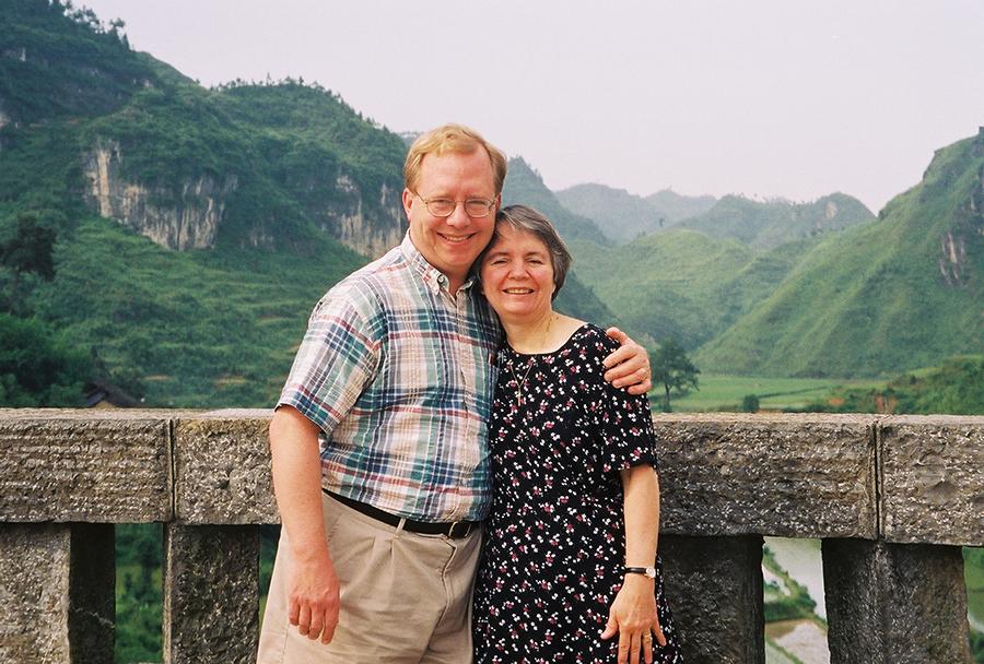 Paul and Dorothy on road to Laershan in 2002. (Photo provided to chinadaily.com.cn)

Americans Paul Lacy and his wife, Dorothy Lacy, are from Maine, are in their seventies and have run an embroidery workshop for 15 years in Fenghuang county, Central China\'s Hunan province.

Dorothy is also known by her Chinese name, Lei Tianci (雷天賜), which she created. When asked why she came up with such a name, she explained that her surname Lacy sounds like the Chinese character Lei and \