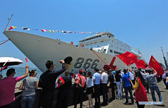 People welcome the arrival of Chinese naval hospital ship Peace Ark in Luanda, Angola, on Oct. 19, 2017. (Xinhua/Jiang Shan) People welcome the arrival of Chinese naval hospital ship Peace Ark in Luanda, Angola, on Oct. 19, 2017. (Xinhua/Jiang Shan)