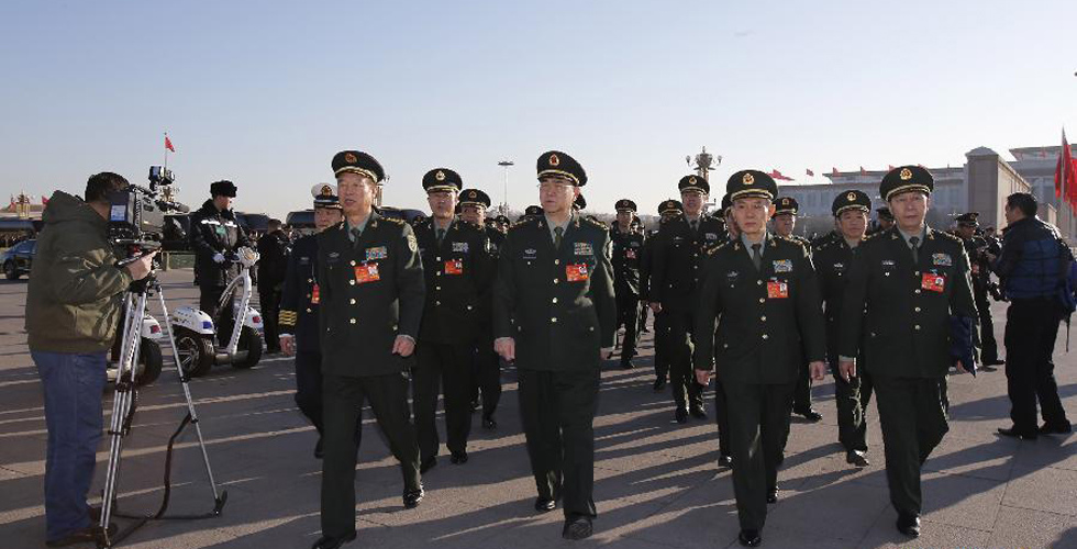 Deputies arrive for closing meeting of 2nd session of 12th NPC 